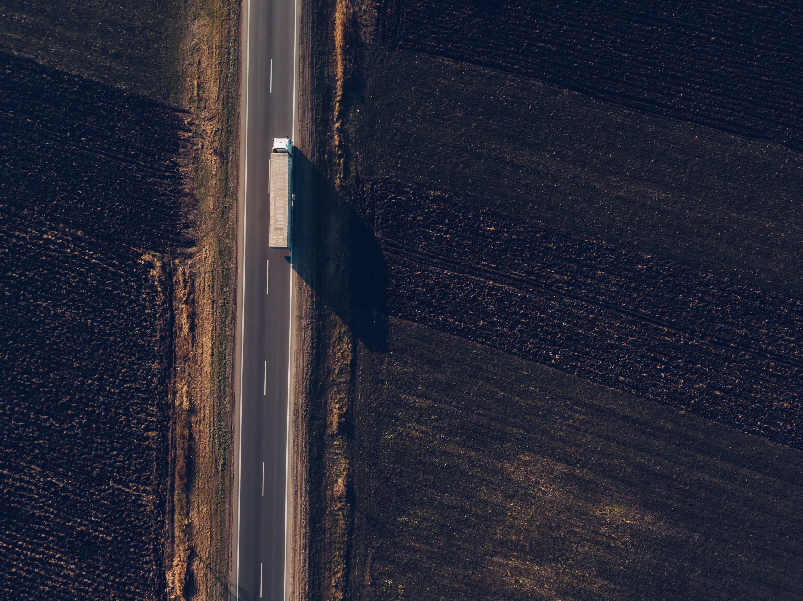 Le transport routier de marchandises offre plus de flexibilité et de fiabilité que d’autres modes de transport.